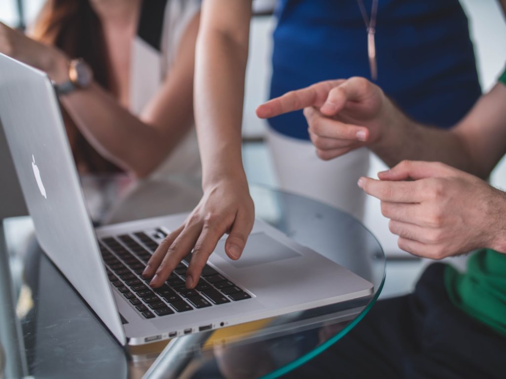 Discusion de groupe autour d'un ordinateur